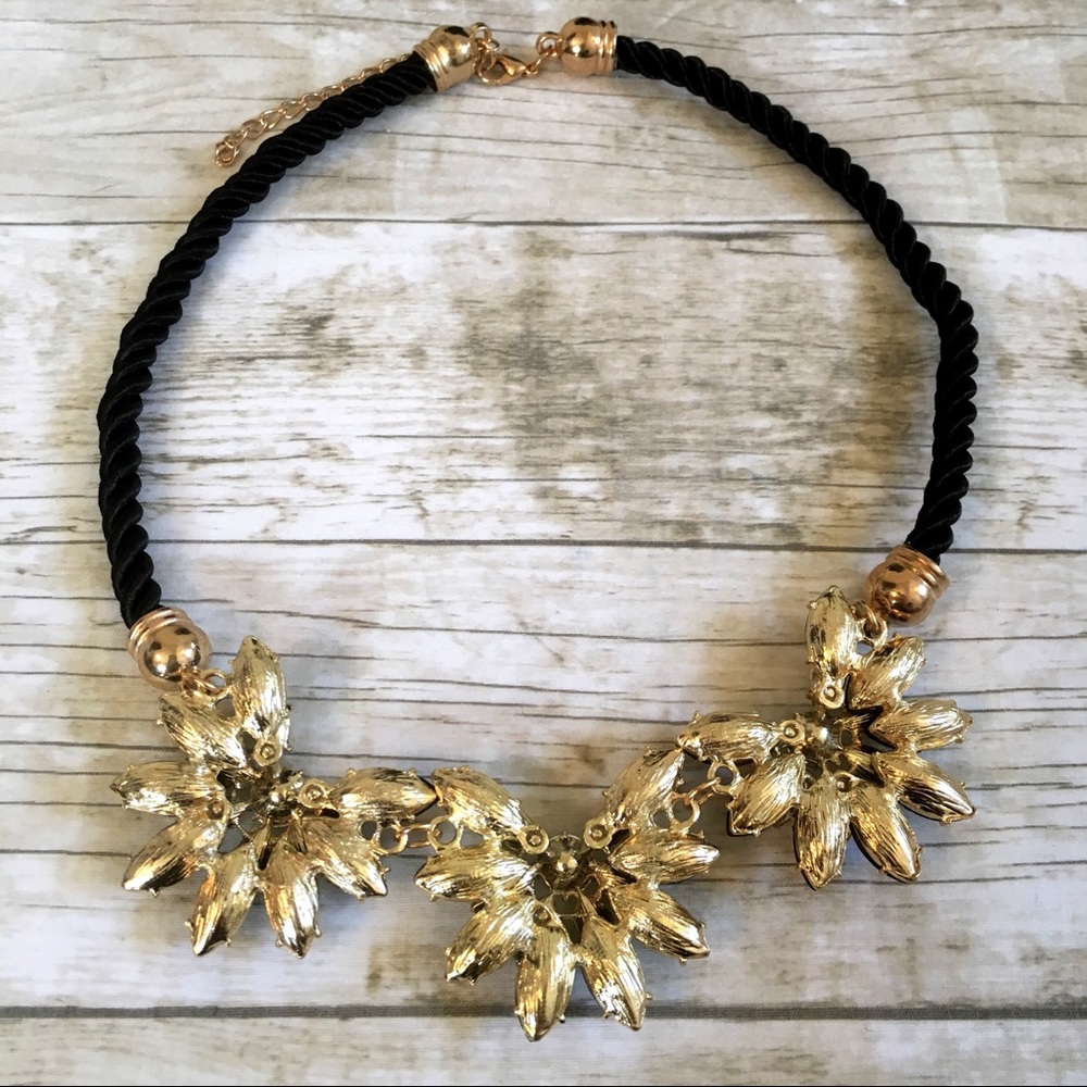 Statement Necklace Gold Plated Flower Design - Picture 7 of 8